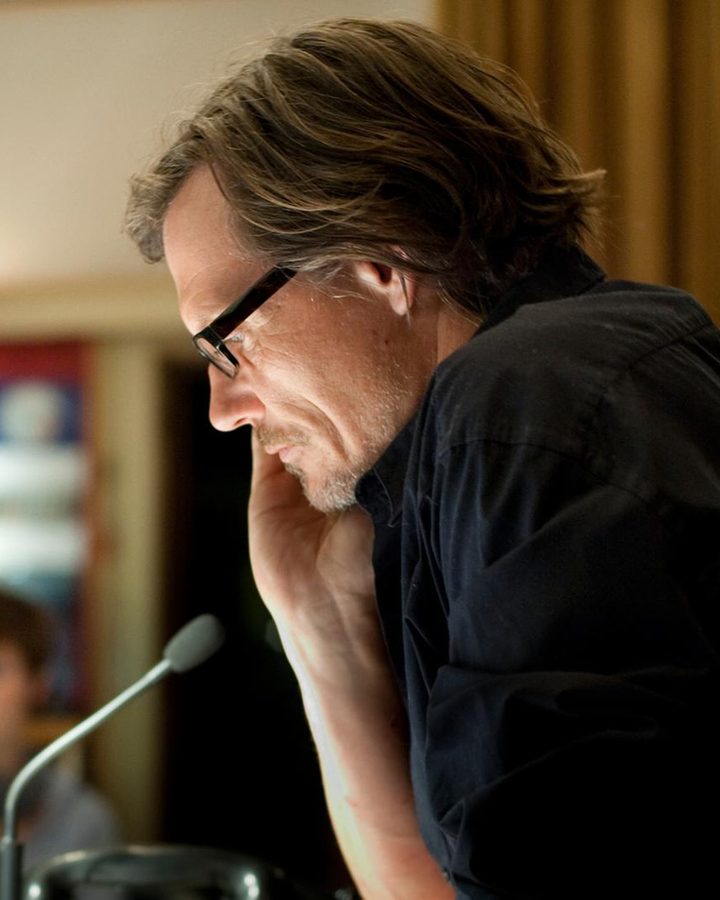 Alexander Schuhmacher bei der Regie im Studio, im Profil, die Hand am Kinn